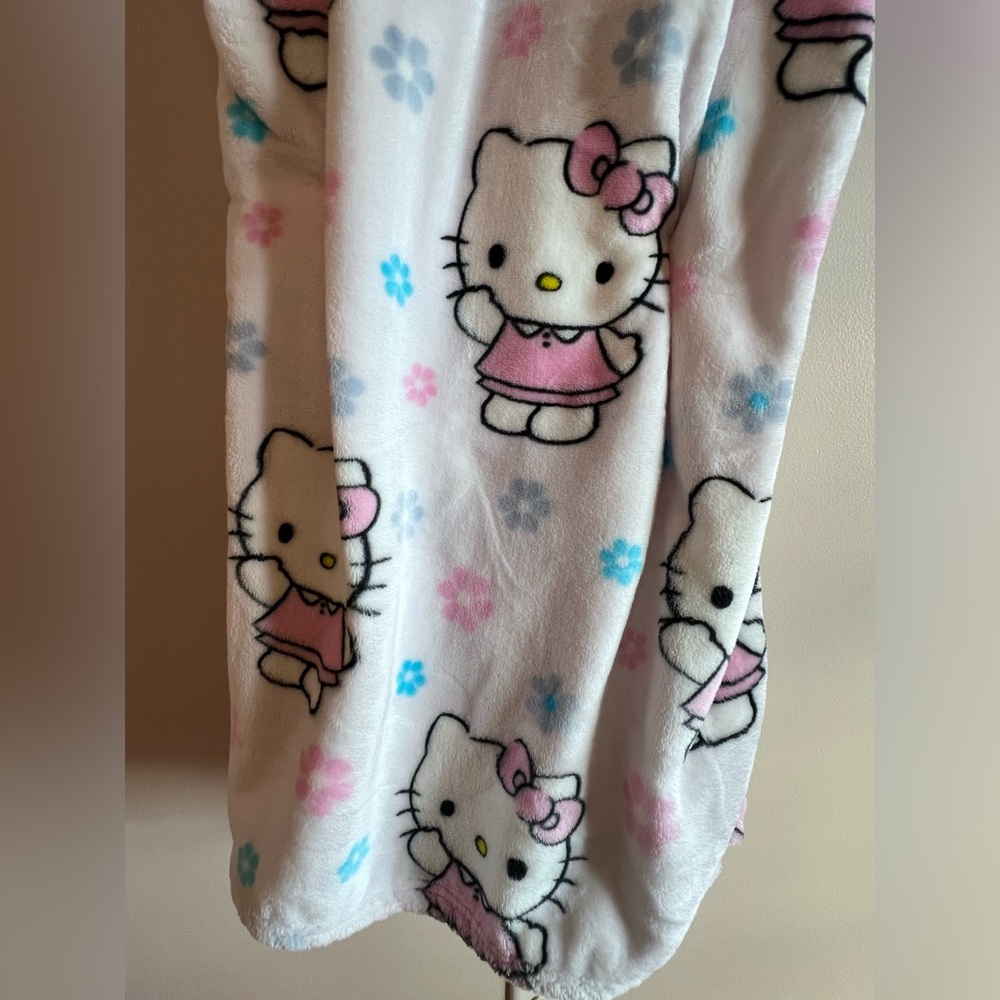 Hello Kitty Soft Fleece Throw Blanket‎ with Floral Pattern 60x70 Pink White Blue